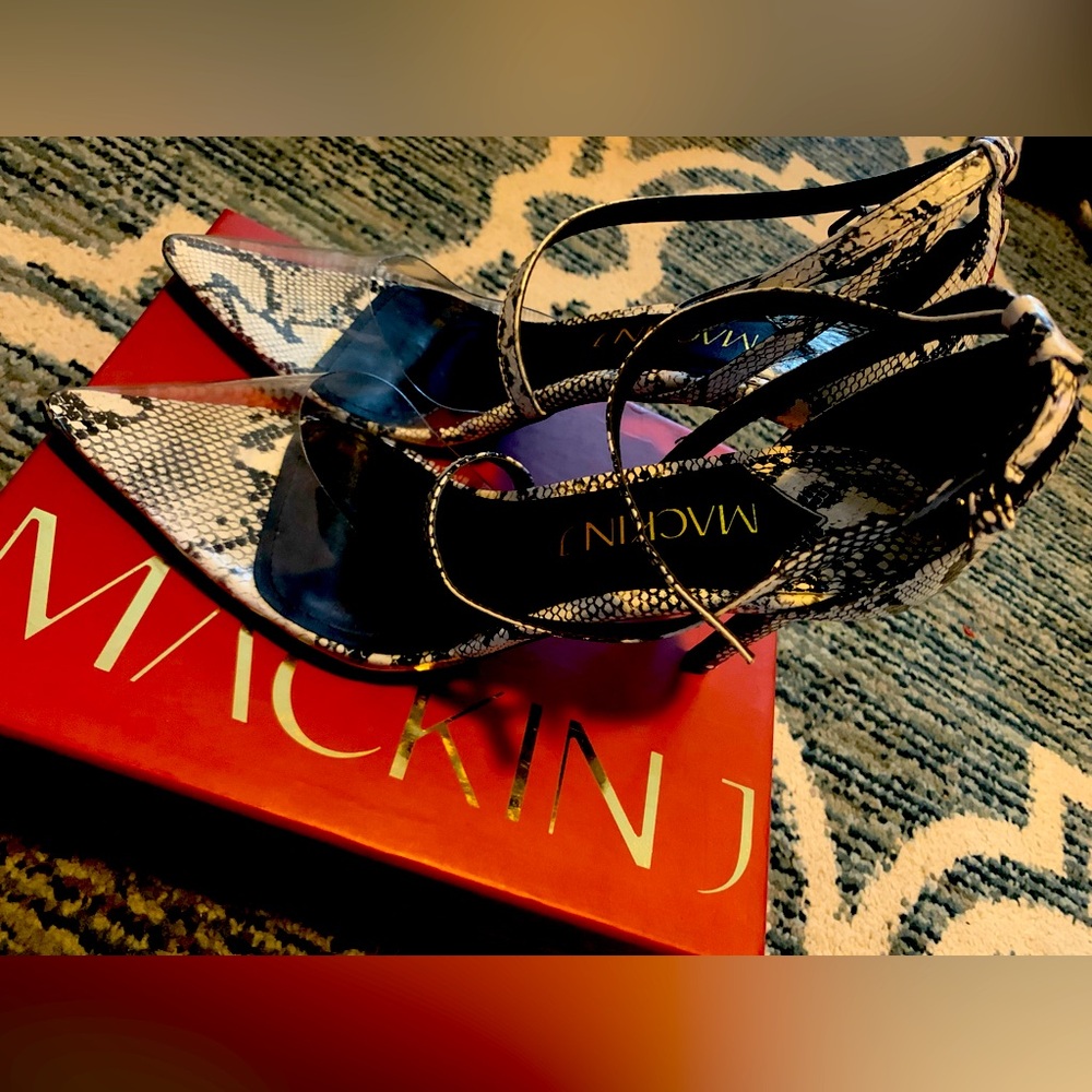 AKIRA Bite Me Up Snake skin heels Sz 11